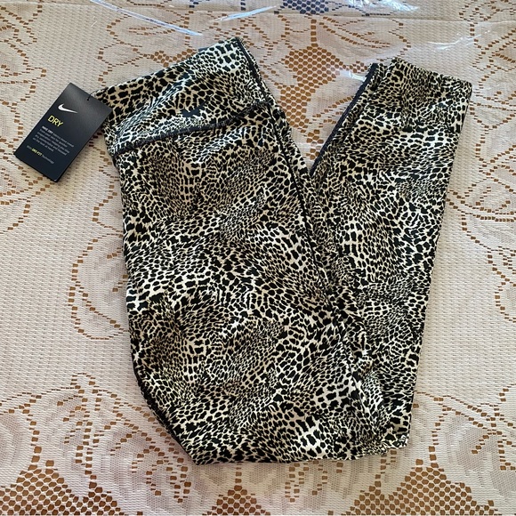 Nike โข One Tight Fit Leopard Print Mid-Rise 7/8 Leggings - Picture 8 of 12